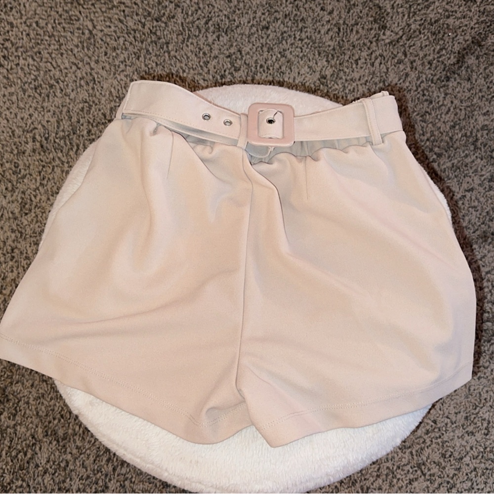 Large Cream colored Belted Shorts 🍦